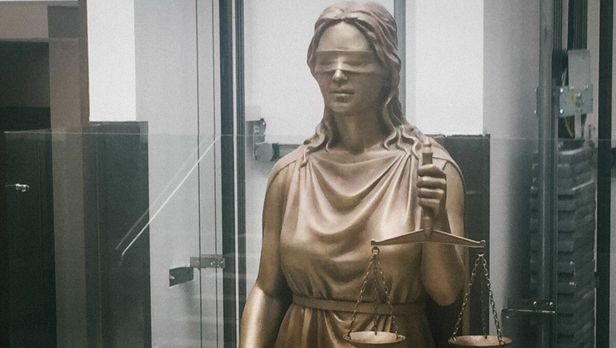     Сотрудник предприятия вовремя не организовал установку забора, из-за чего на территории случилась трагедия.