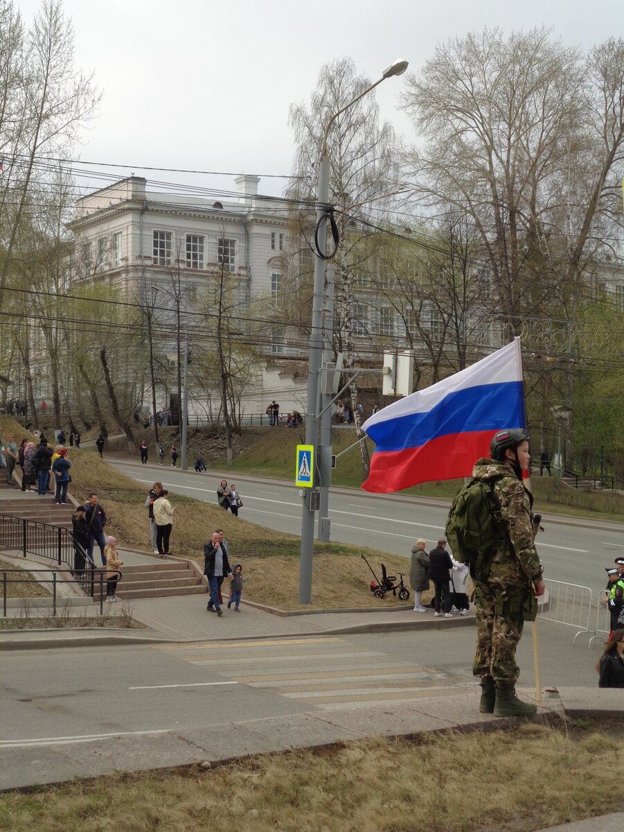 Будущий защитник Родины в ожидании Парада Победы