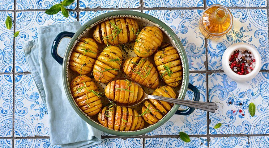 Такой вкусный , ароматный и красивый молодой картофель можно приготовить даже на любой праздник.