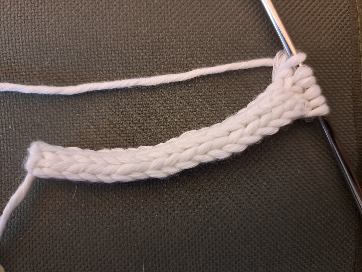 Для устойчивости в ножку нужно вставлять проволоку, но в корзинку и так нормально