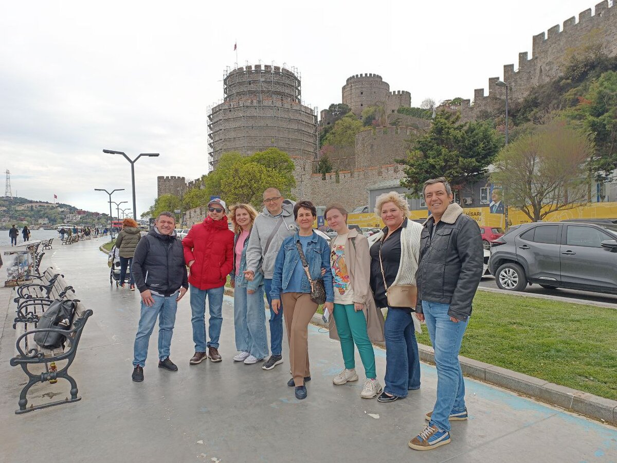 Ребята из России рядом с крепостью Румели Хисар в Стамбуле