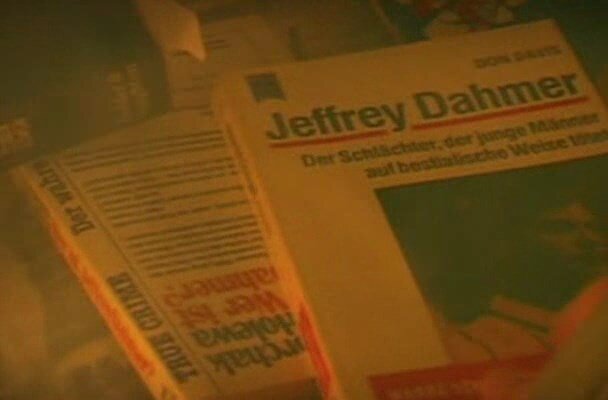 Сатанинская литература и атрибутика, портреты «Ганноверского мясника» Фрица Хаармана, Эда Гина, Петера Кюртена, книга о «Милуокском монстре» Джеффри Дамере, материалы об Адольфе Гитлере. Внушительная коллекция, которой обзавёлся главный герой - не специальный реквизит - она принадлежит самому Мэриэну Дора.