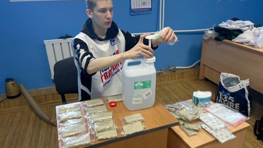     Сухие души — крайне необходимый в полевых условиях комплект — для земляков-участников СВО делают в Приморском крае школьники и члены общественной организации «Молодая гвардия». На днях партия таких душей, созданная учащимися из Находки, была отправлена в зону боевых действий.