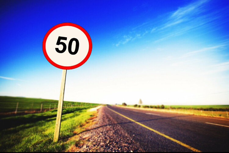 Дорожные знаки, ограничивающие скорость, необходимы для предотвращения ДТП и повышения безопасности движения. При приближении к такому знаку водитель обязан уменьшить скорость до указанного значения.

Более того, с указанной скоростью необходимо ехать и после проезда знака. При этом, у многих водителей возникает вопрос относительно продолжительности действия знака, ограничивающего скорость.


Так, в соответствии с требованиями ГОСТа, снижение скорости должно происходить постепенно. Это объясняется тем, что знак виден водителю не менее чем за 100 метров до непосредственного места его нахождения. Такого расстояния достаточно для того, чтобы водитель плавно уменьшил скорость движения.


Теперь стоит поговорить о том, на протяжении какого расстояния работает знак ограничения скоростного режима. Данный знак может отменять другой знак, а именно 5.24.1.

Однако он не всегда устанавливается, да и не всегда его наличие является обязательным.


Так, если водитель не увидел знака, отменяющего все предыдущие знаки, то ему стоит учитывать, что ограничение скоростного режима действует до первого перекрестка.

Данное правило является универсальным и распространяется на любые дорожные участки. В частности, это касается как загородных трасс, так и дорог, находящихся в пределах населенных пунктов.


Иногда водители могут столкнуться с тем, что перекрестки в населенном пункте отсутствуют. В таком случае действие знака заканчивается за границей населенного пункта.

Зачастую именно в конце жилой зоны устанавливают дорожные знаки, разрешающие дальнейшее ускорение. 
Еще водителю стоит разграничивать дорожные участки, которые не указывают на снятие ограничения скоростного режима.

К таким относится выезд из дворов, парковок, технических зон и заправочных станций. Также не будет считаться прекращением действия знака выезд с проселочной дороги на основную. Исключением являются дорожные участки, обозначенные указателями 2.3.1-2.3.7.


Знак, ограничивающий скоростной режим, может устанавливаться перед въездом на территорию населенного пункта. Это означает, что водителю необходимо двигаться со скоростью, не превышающей 60км/ч.

В крайнем случае, стоит руководствоваться указателями 5.23.1-5.23.2.
Превышение разрешенной скорости может стать причиной денежного штрафа или лишения водительского удостоверения.

Если Вам была полезна наша информация, пожалуйста поддержите нас лайками =) и подпишитесь на канал !