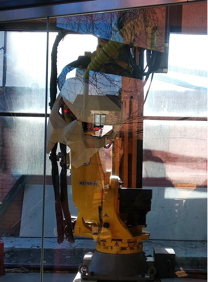 Робот чем-то Бамблби напоминает... А вам?