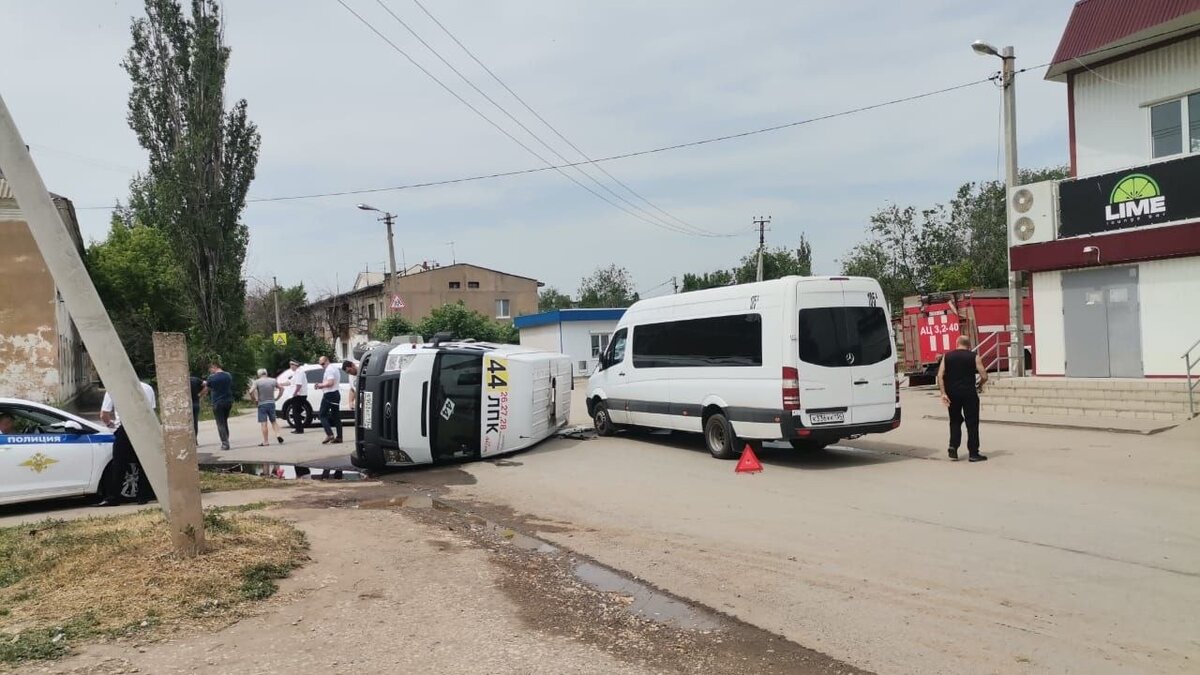    Сегодня в поселке Краснооктябрьский города Волжский столкнулись легковушка и две маршрутки, один из микроавтобусов от удара перевернулся. Очевидцы рассказали изданию «НовостиВолгограда.ру», что спровоцировал аварию кроссовер.