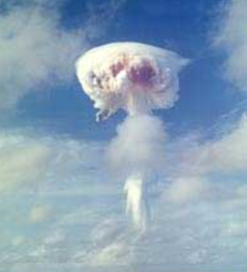 Ядерный взрыв в ходе испытаний американской атомной бомбы. Фото из свободных источников. 