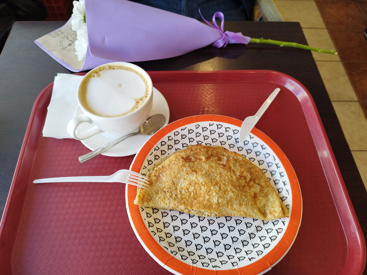 Завтрак в "Теремке". Овсяноблин с куриной грудкой. Очччччень вкусно! 