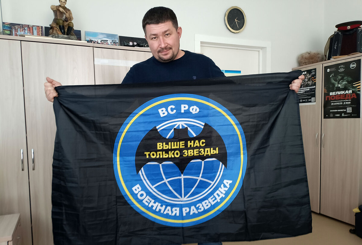 Алексей Сухов с подарком от военных разведчиков