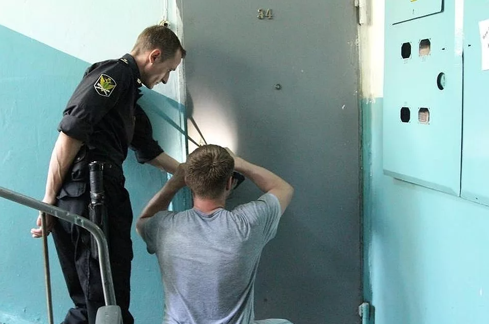 Приставы выселяют из квартиры. Звонят по поводу задолженности. Судебные приставы ломают дверь. Беспредел судебных приставов. Звонят ли приставы должнику.