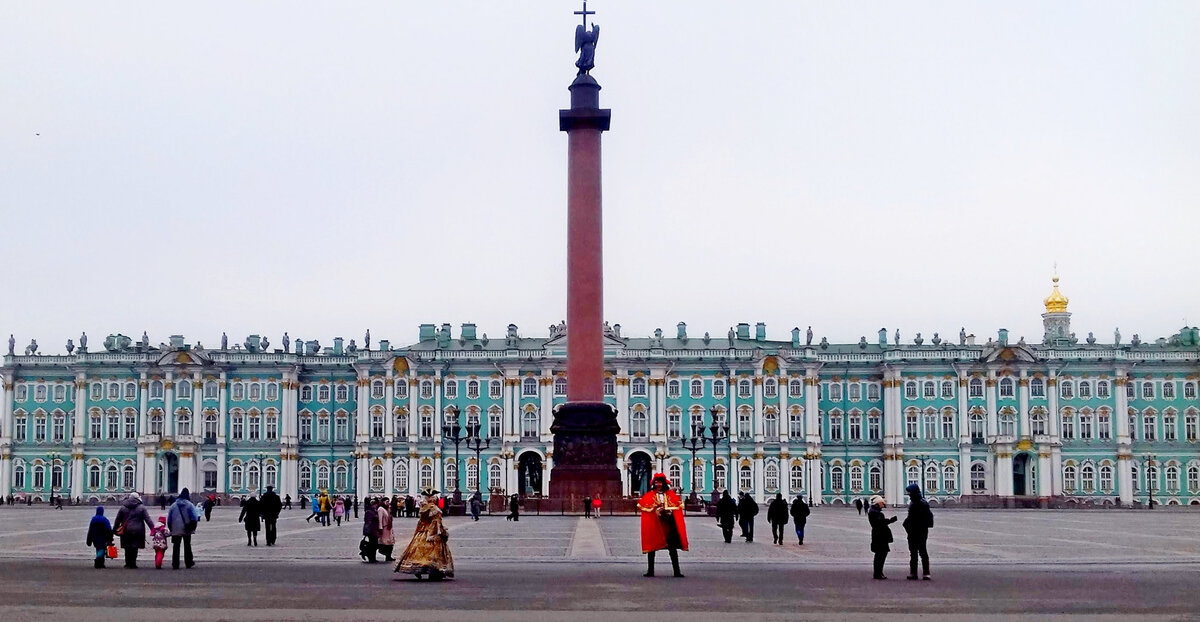 Общий вид на Зимний дворец с Дворцовой площади /фото из личного архива/