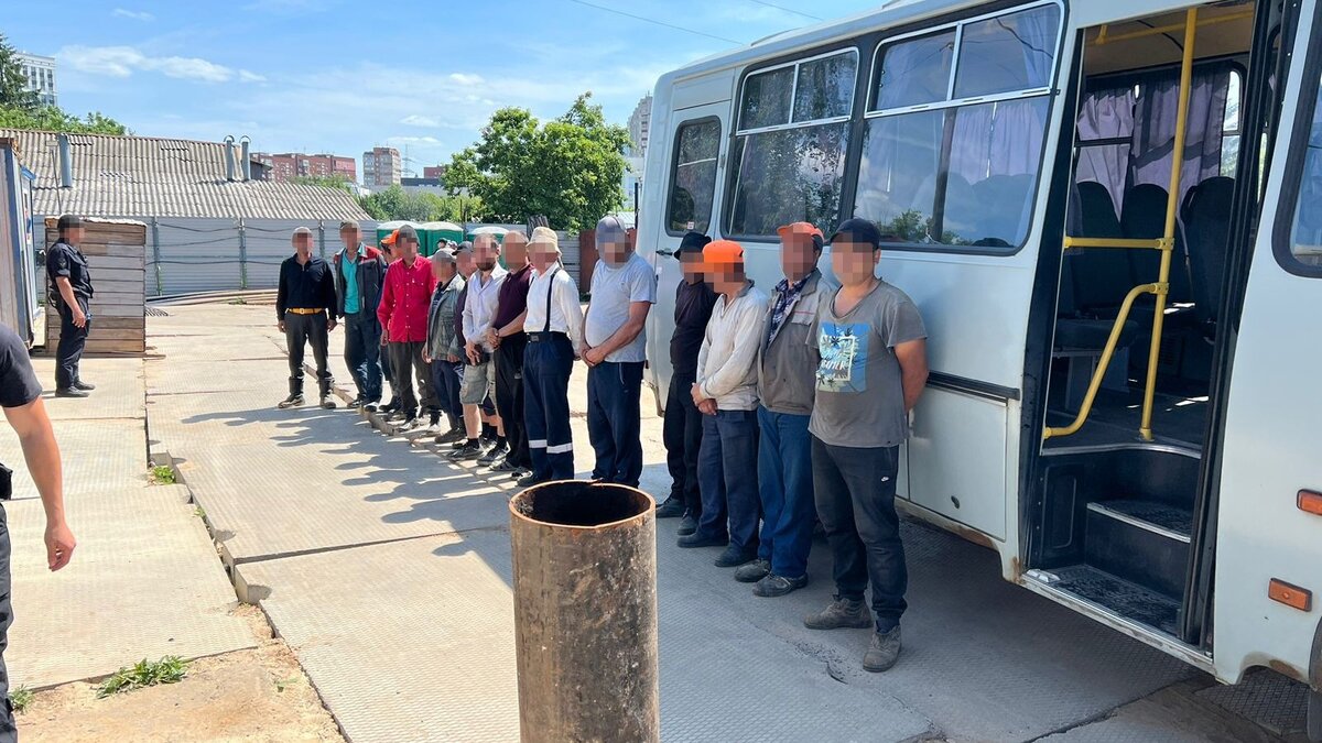     На строительной площадке в Нижегородском районе Нижнего Новгорода задержали жителей Узбекистана. Они работали на территории страны без документов. Об этом сообщили в пресс-службе регионального МВД.