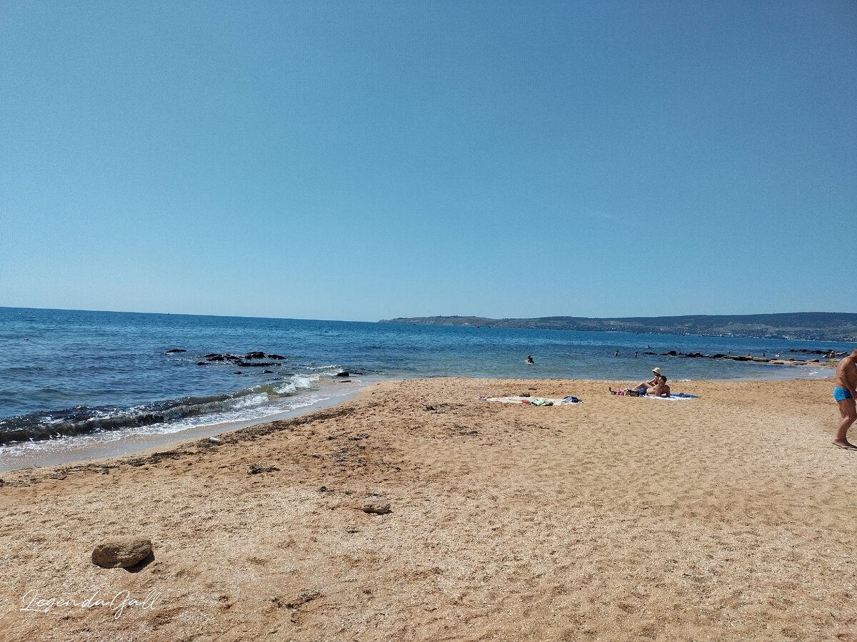 Буны из камней, это очищен пляж, точнее заход в воду