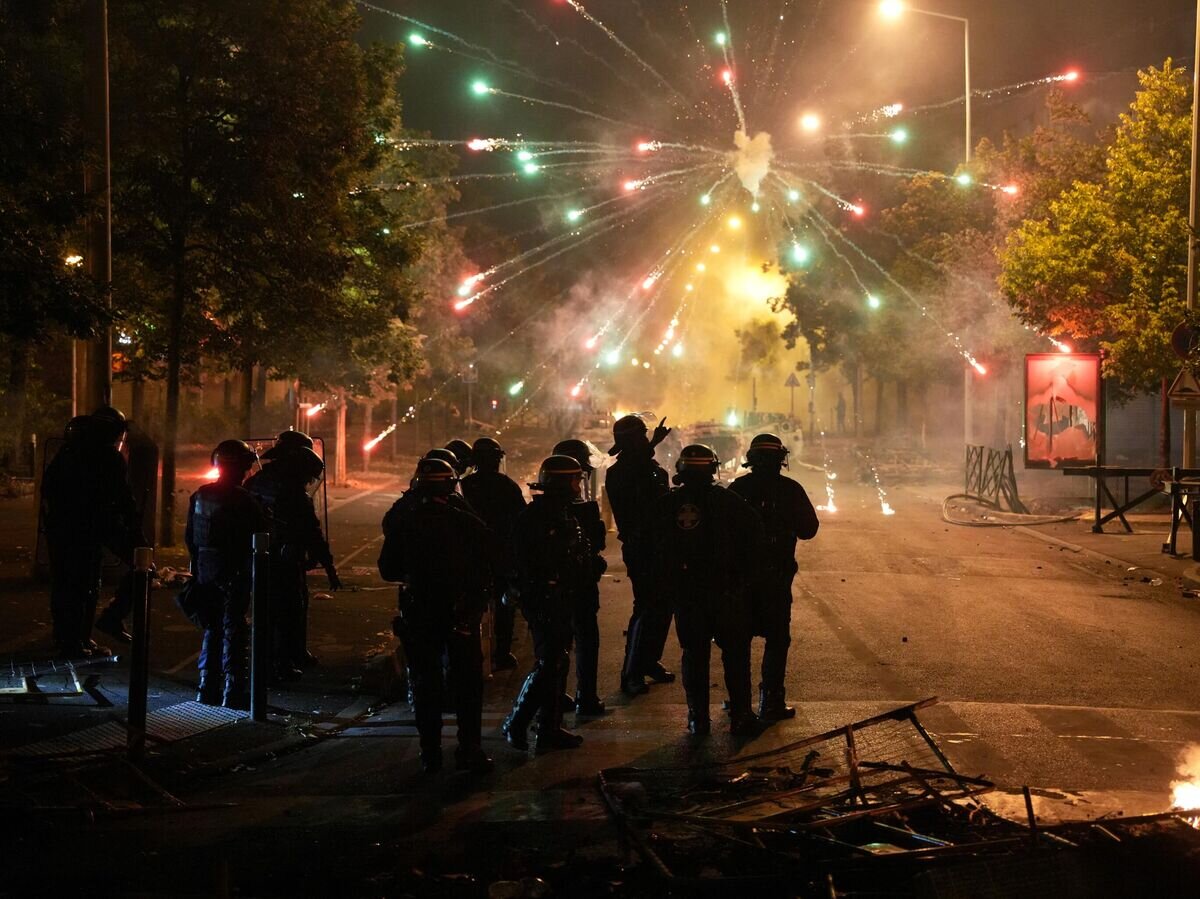    Взрывы в районе Сите Пабло Пикассо в Нантере, 30 июня 2023 года© AFP 2023 / ZAKARIA ABDELKAFI