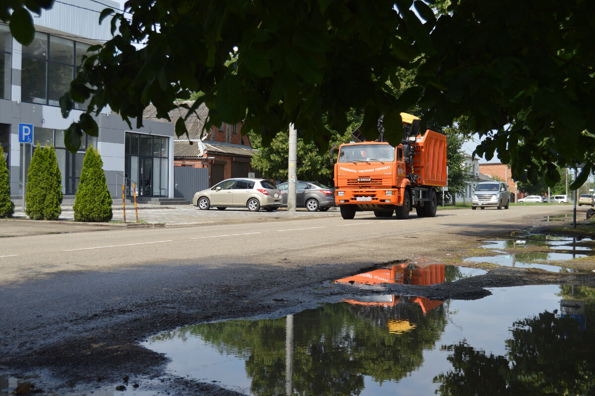 Фото автора. 12.07.2023. Город в среду, после дождя. Автору подфартило, удалось машину припарковать в тенёчке.