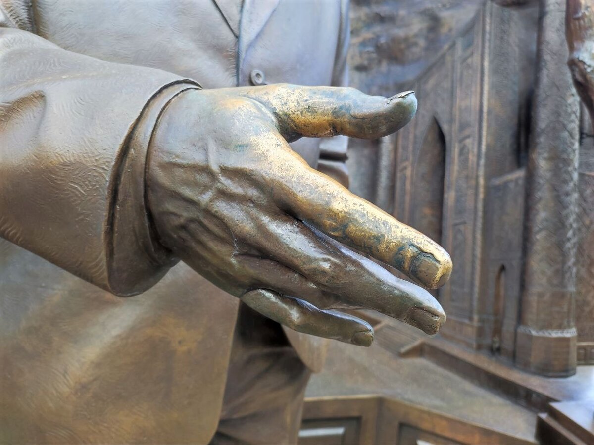 Памятник Исламу Каримову, первому президенту Узбекистана в Москве. Источник — dzen.ru/pa_myatnik