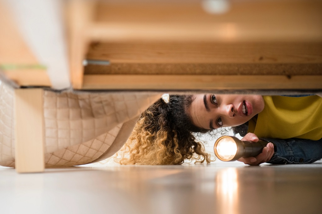 Квест леонардо да винчи москва. Обычная квартира в россии. Показ квартиры. Разбросанные вещи. Комната с кучей вещей.