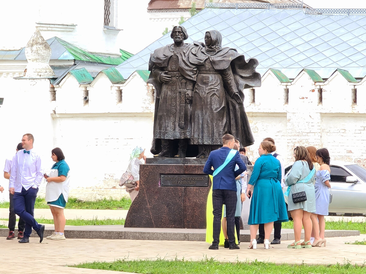 Памятники петру и февронии в городах россии фото