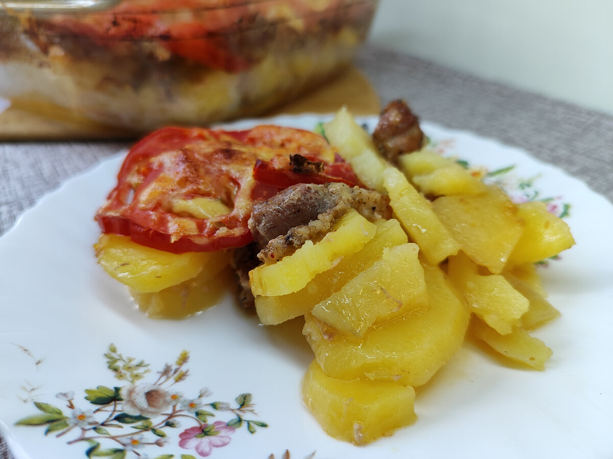 Картофель с сыром и помидорами