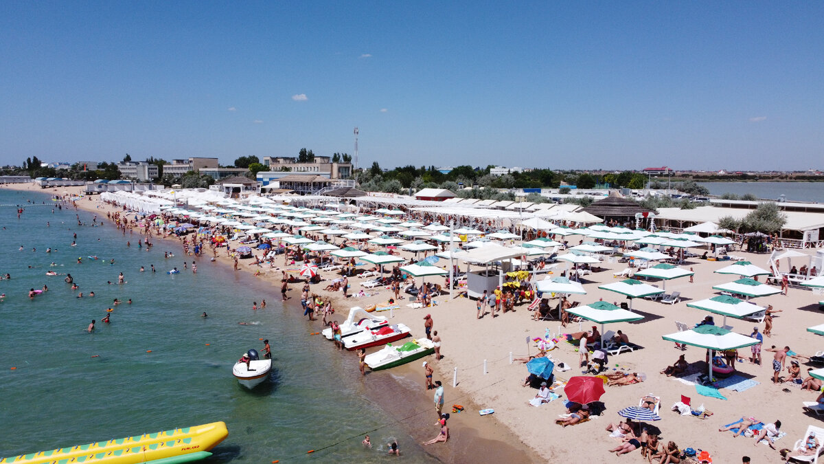 Пляж в Евпатории. Фото из личного архива.