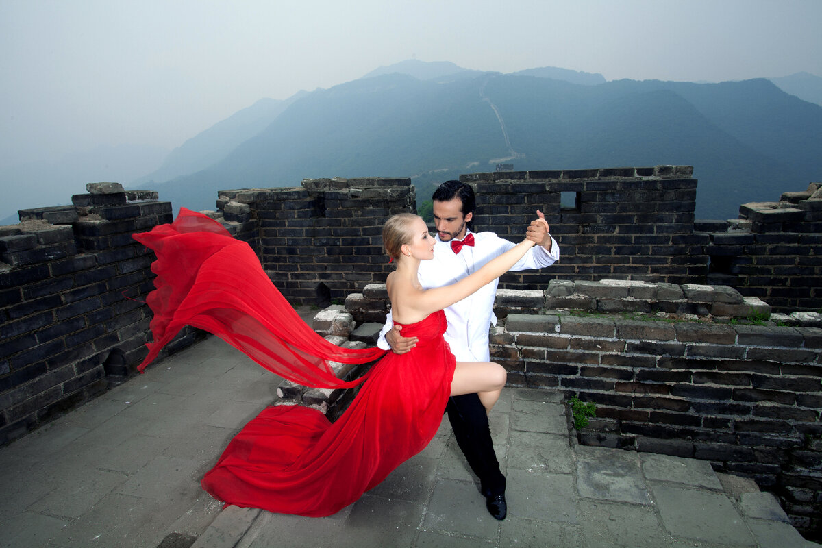 Красивая пара профессионалов обучает аргентинскому танго в "Касабланке"