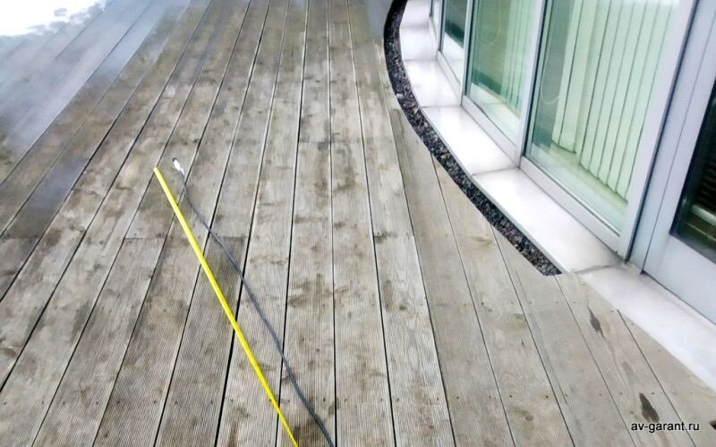 На фото: терраса с настилом 