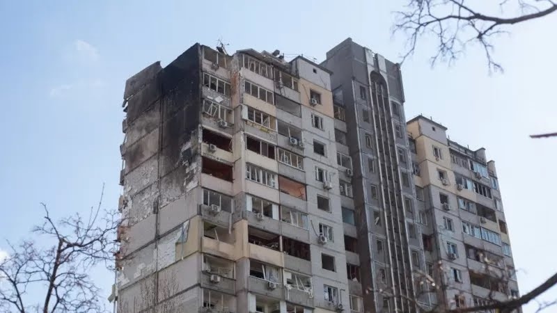 В Киеве утром в четверг один человек погиб и трое получили ранения в результате падения на жилой дом обломков сбитой ракеты