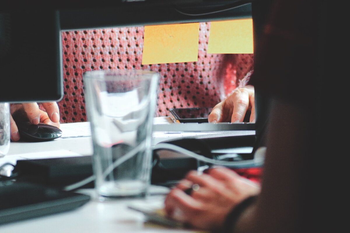 Удалить свою статью или ролик из Яндекс.Дзена довольно просто, хотя на практике иногда возникают неожиданные нюансы. Удалить информацию, опубликованную на чужом канале, если она порочит вашу репутацию или нарушает права, тоже возможно. Для этого существует механизм подачи жалобы на некорректный контент. 