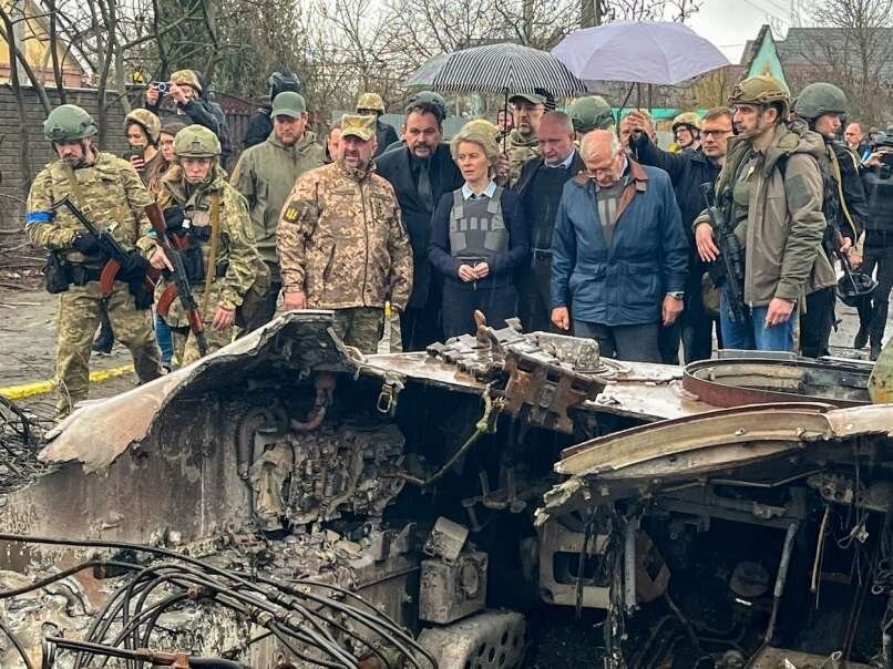 "Какой ужас! Трагедия! Подвиньте зонт, капает же!"