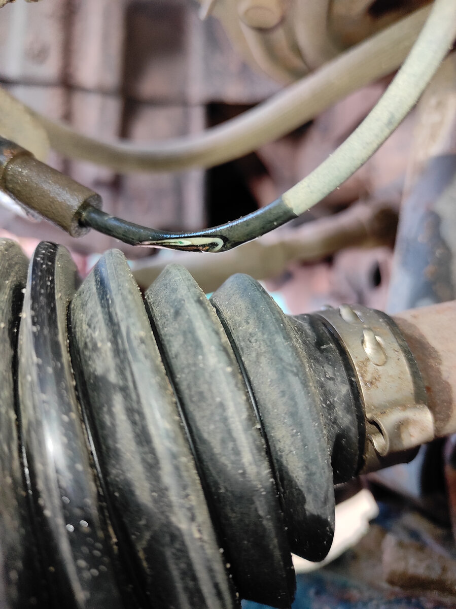 Провод идущий к датчику перетёрся пыльником.