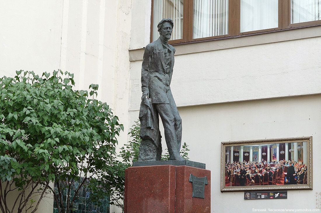 город имени чехова. а. открыт памятник чехову в камергерском переулке в москве. сквер им. город чехов сквер имени чехова.
