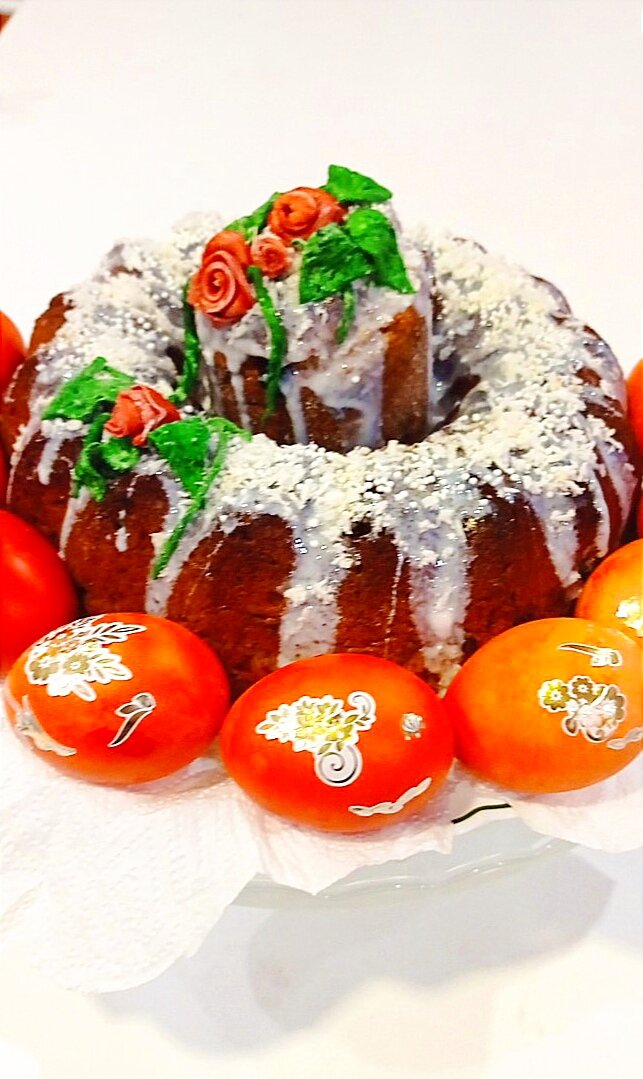 Кулич состоит из двух частей, кольца и кулича поменьше в кольце