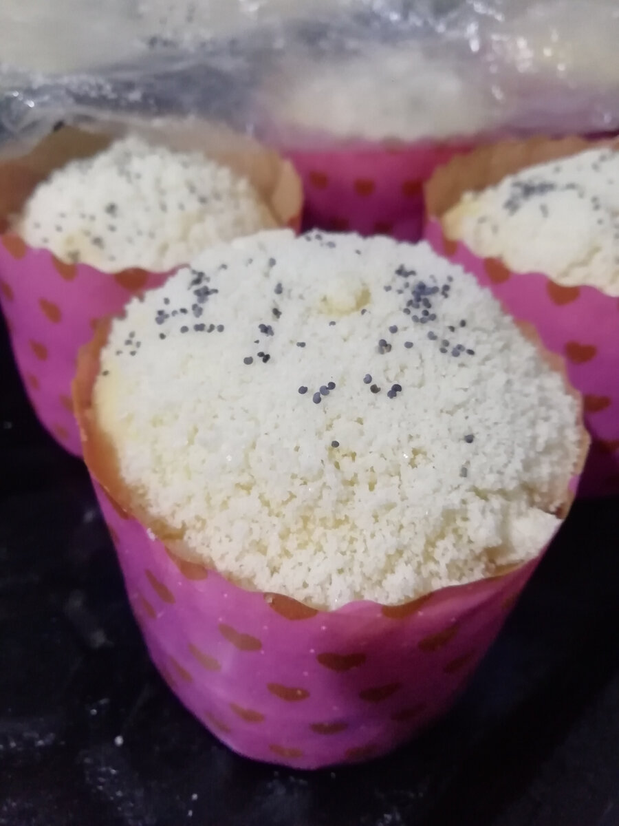 Куличи готовы к отправке в печь.