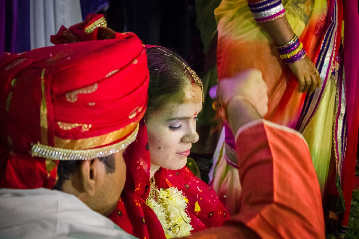 Муж наносит синдур на пробор. Это что-то вроде обручального кольца у нас.