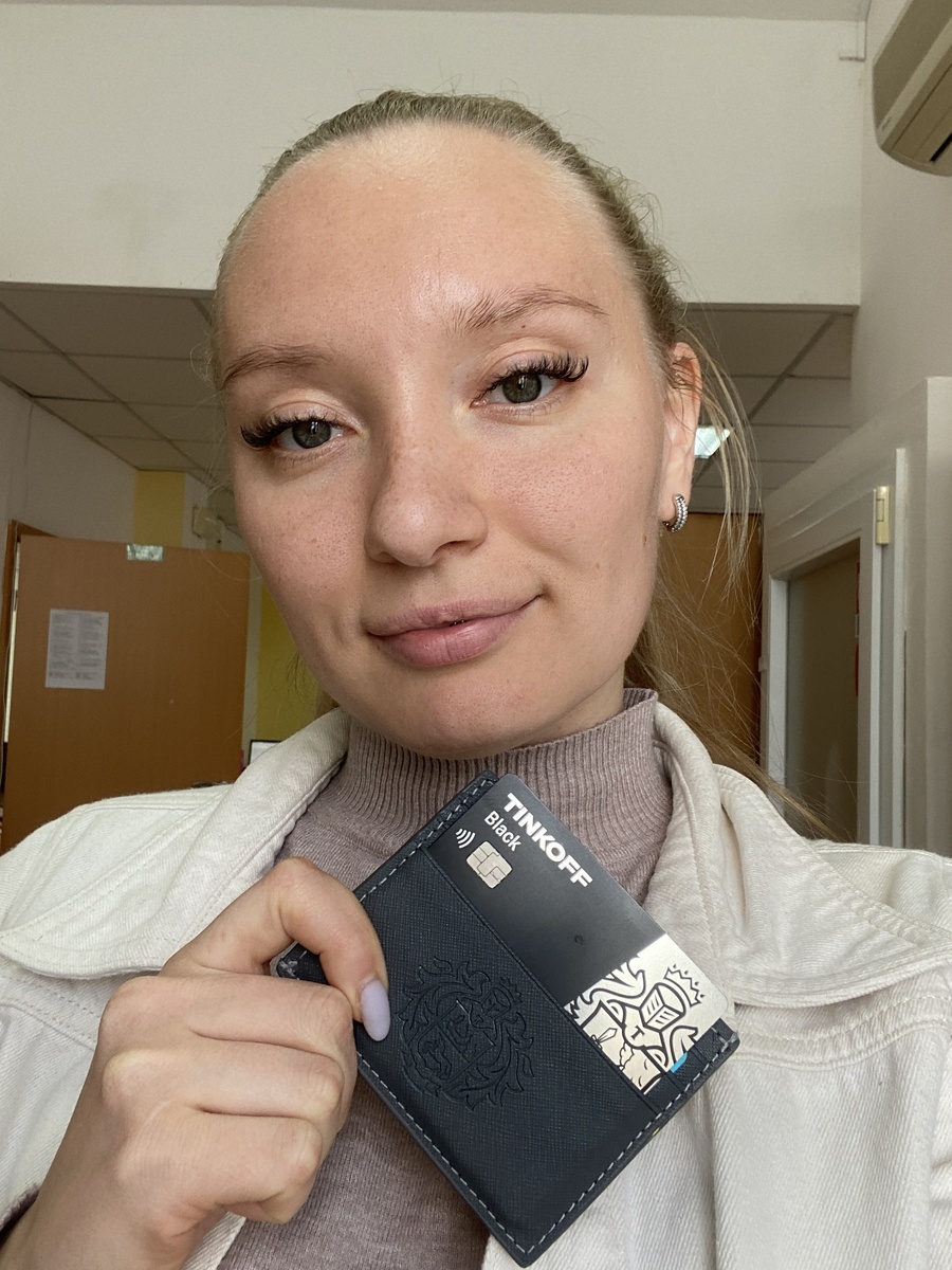 Кстати в подарок к карте дают вот такой картхолдер