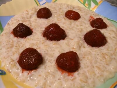 Каша овсянная молочная с клубникой из варенья.