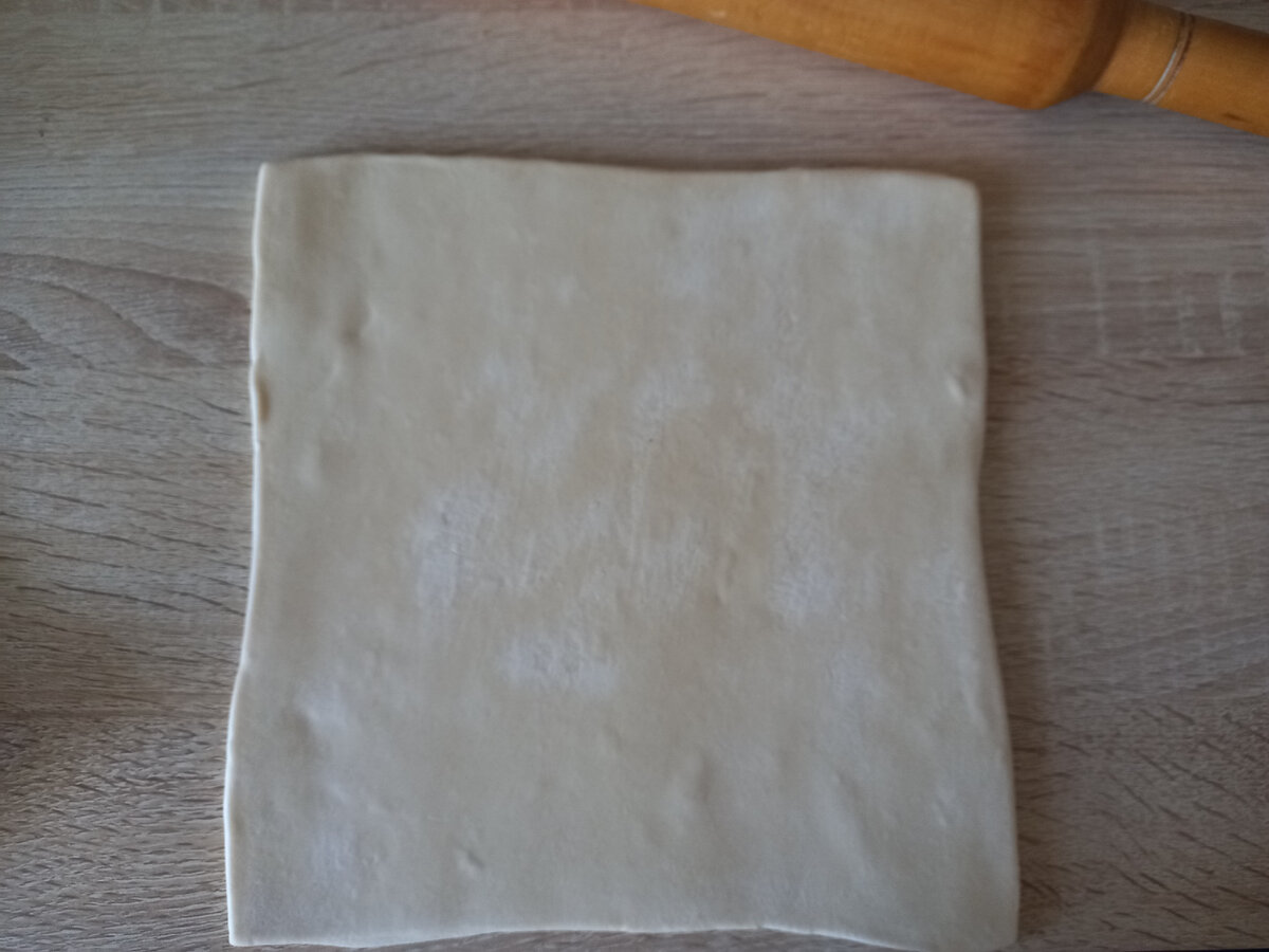 Раскатала слоёное тесто.
