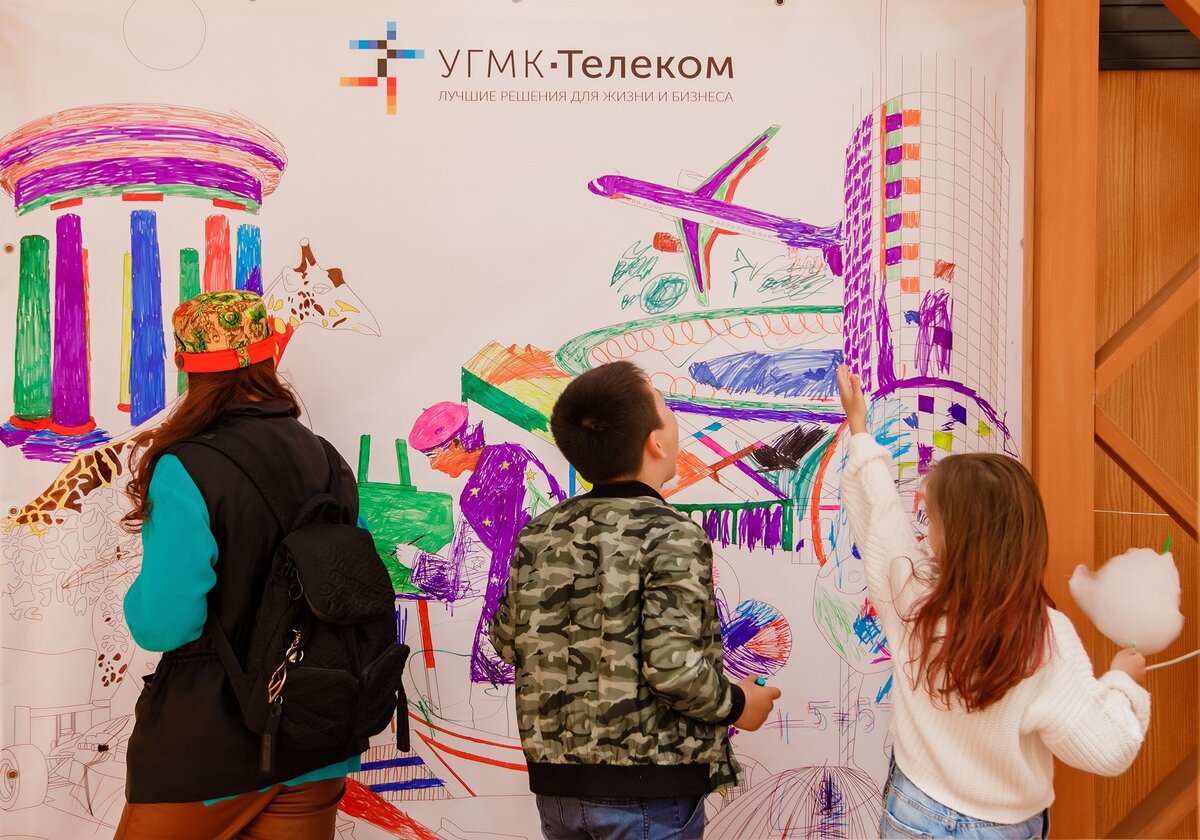 Дети из нескольких жилых комплексов города разрисовали гигантские раскраски.