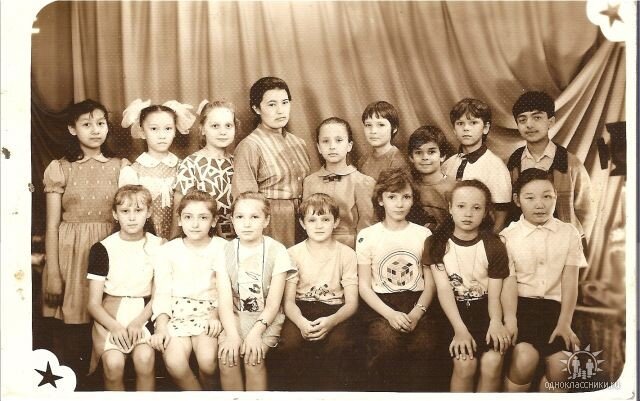 5 класс. Интересно , найдёте меня и Пашу (ищите юного Киркорова) по описанию? Пишите в комментариях.