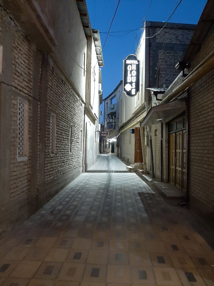 Маленькие темные улочки города Бухары