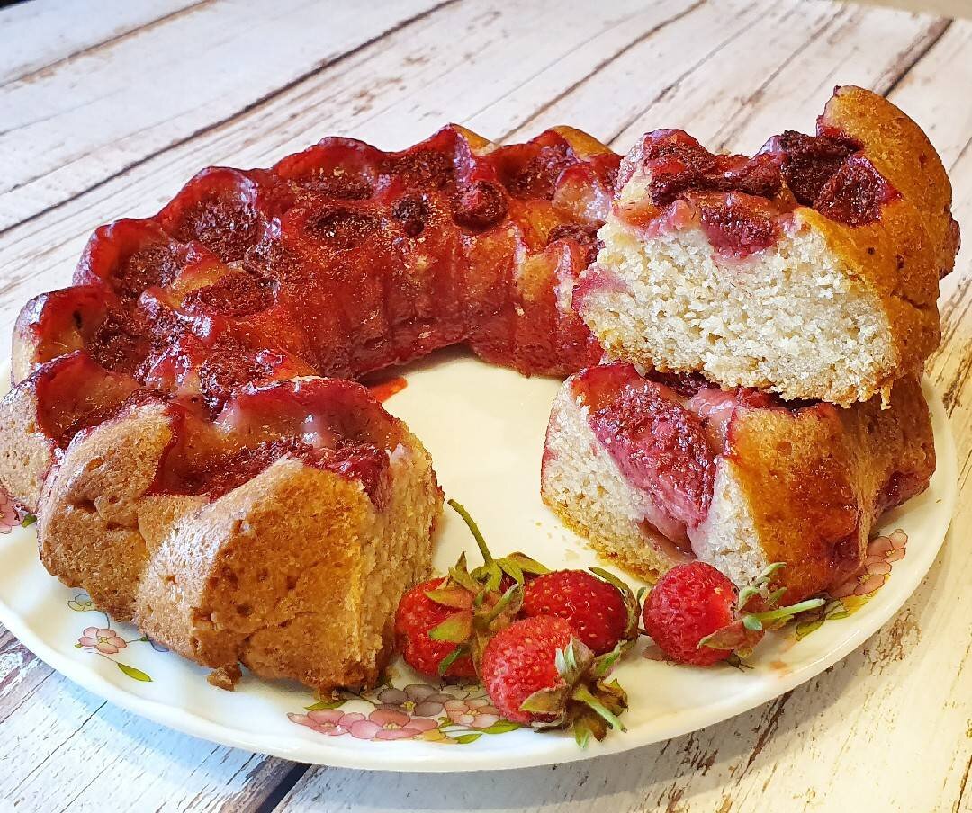 Постный пирог с клубникой