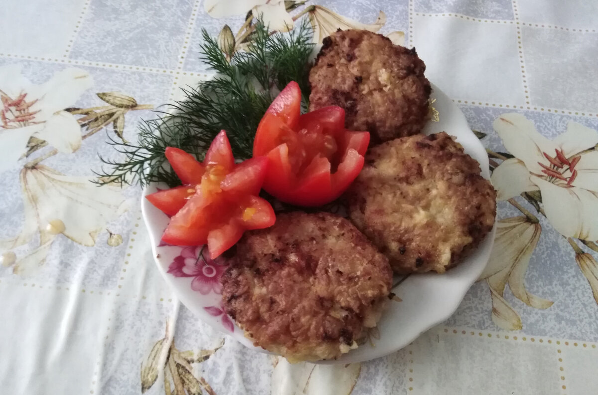 Мясные котлеты с добавлением кабачков и размороженного лука