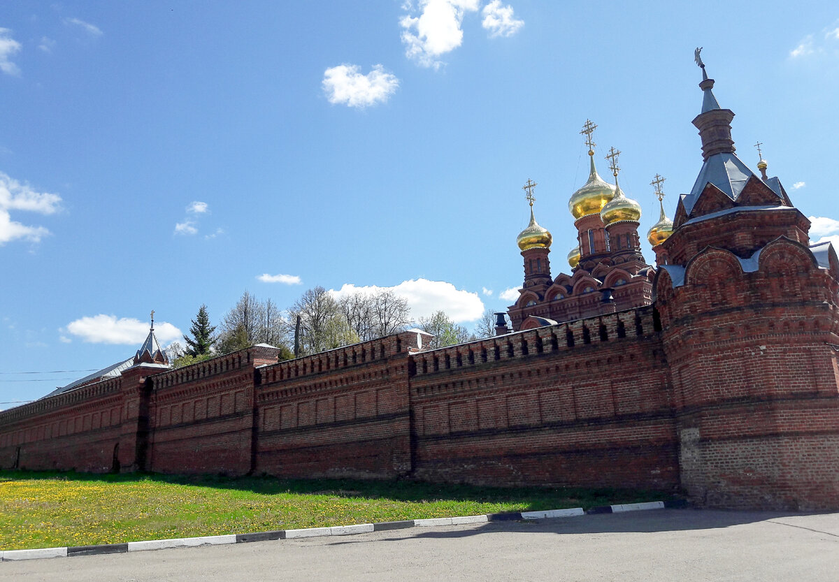 Черниговский скит. Черниговская церковь и Угловая башня