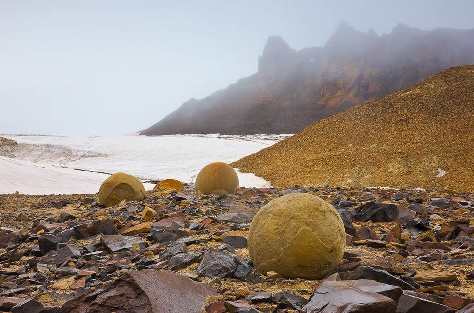 Фото с сайта: https://zhitanska.com/content/kamennye-shary-myachi-bogov/