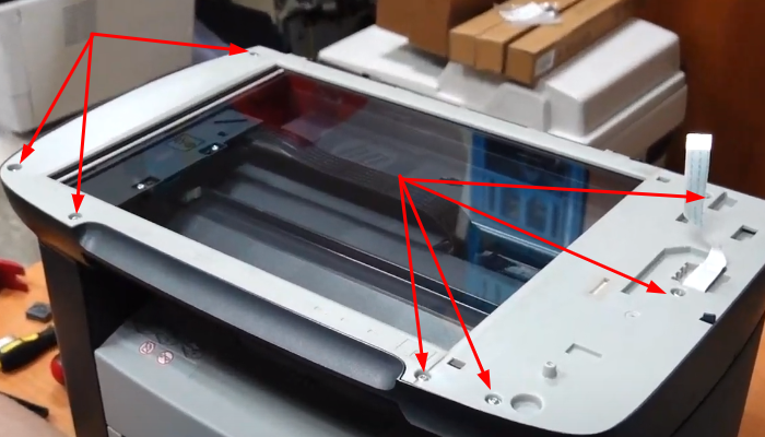 Фото 18. Выкручиваем указанные винты