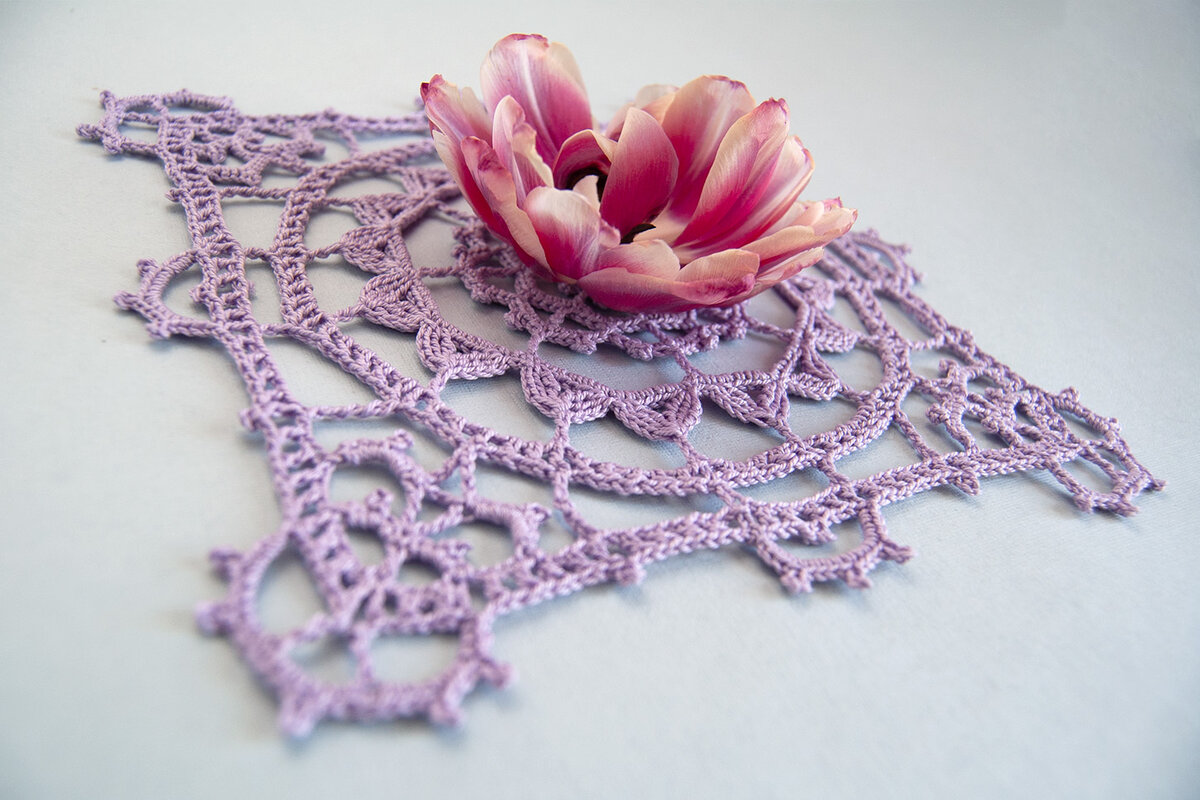 Мотив крючком в технике ретичелло.