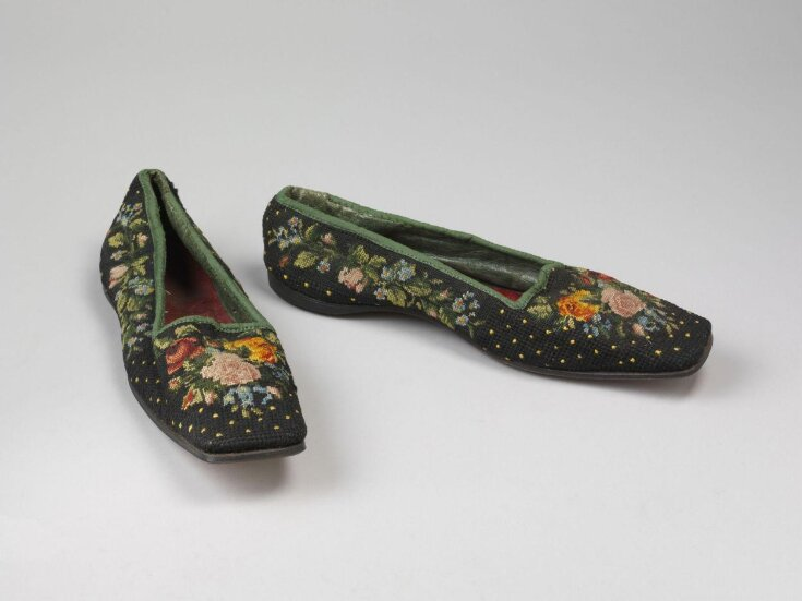 Вышитые туфли, 1850-е.  (с) Из коллекции музея Виктории и Альберта (Лондон)