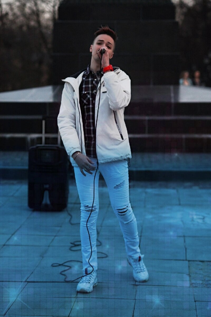 Сергей Акулов - исполнитель русской, популярной музыки. 