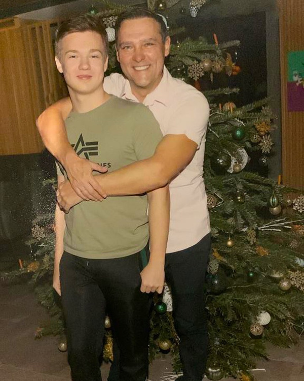 Юрий Шатунов с сыном Дэннисом, снимок был сделан в январе 2022 года. Фото © Telegram / Шатунов