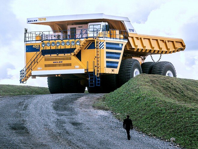 3. Самосвал BelAZ 75710